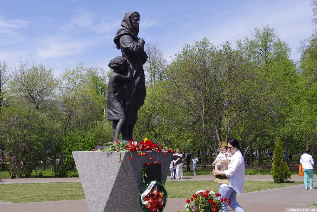 Скульптура «Ожидание солдата». Парк Победы. Тольятти