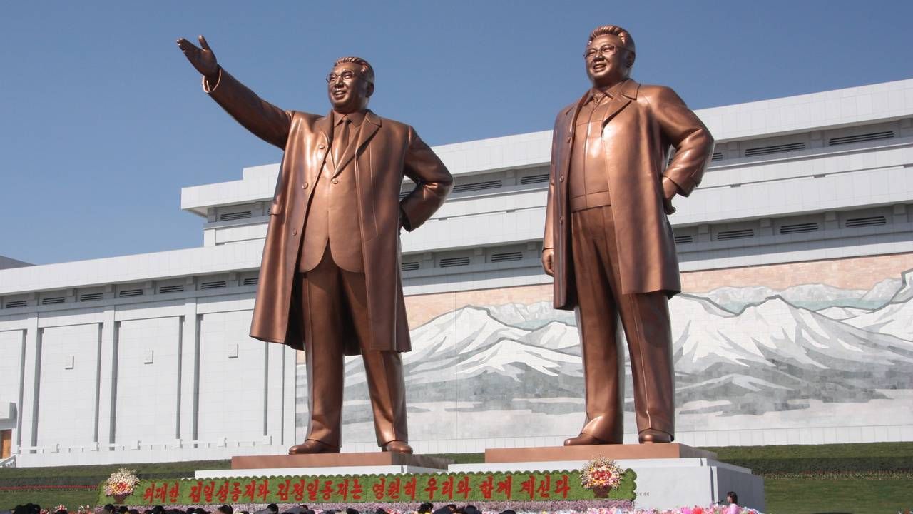 Статуи Ким Ир Сена (1912-1994) слева и Ким Чен Ира (1941/42-2011) на холме Мансу в Пхеньяне.