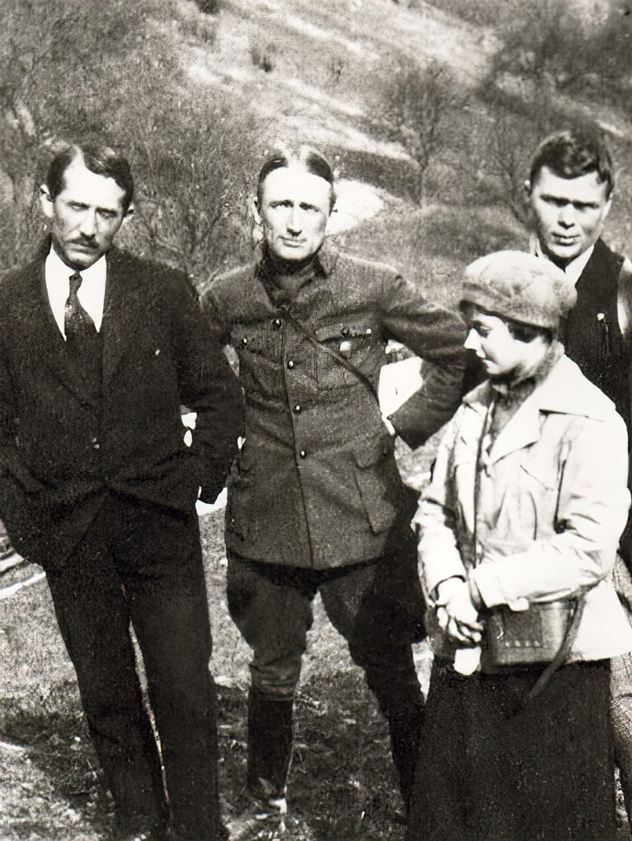 Андрей Мельник (в центре)