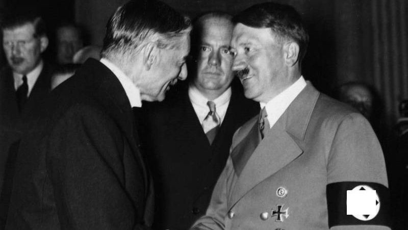 А. Гитлер пожимает руку премьер-министру Великобритании Н. Чемберлену