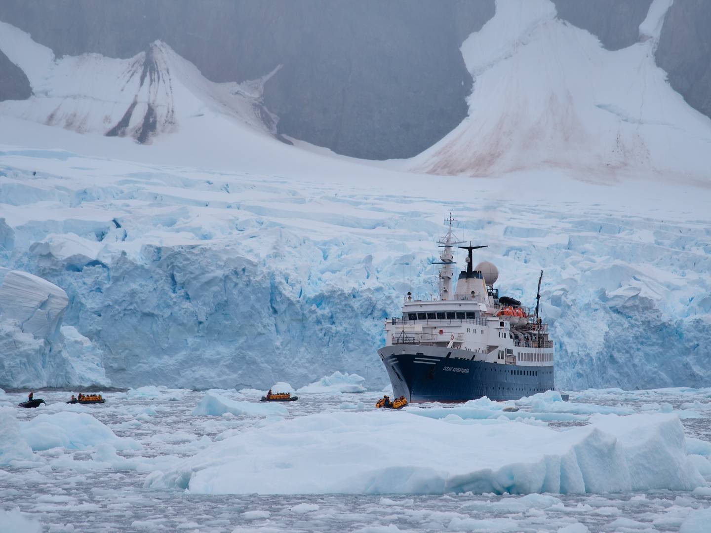 Круизное судно Ocean Adventurer во льдах острова Детайль