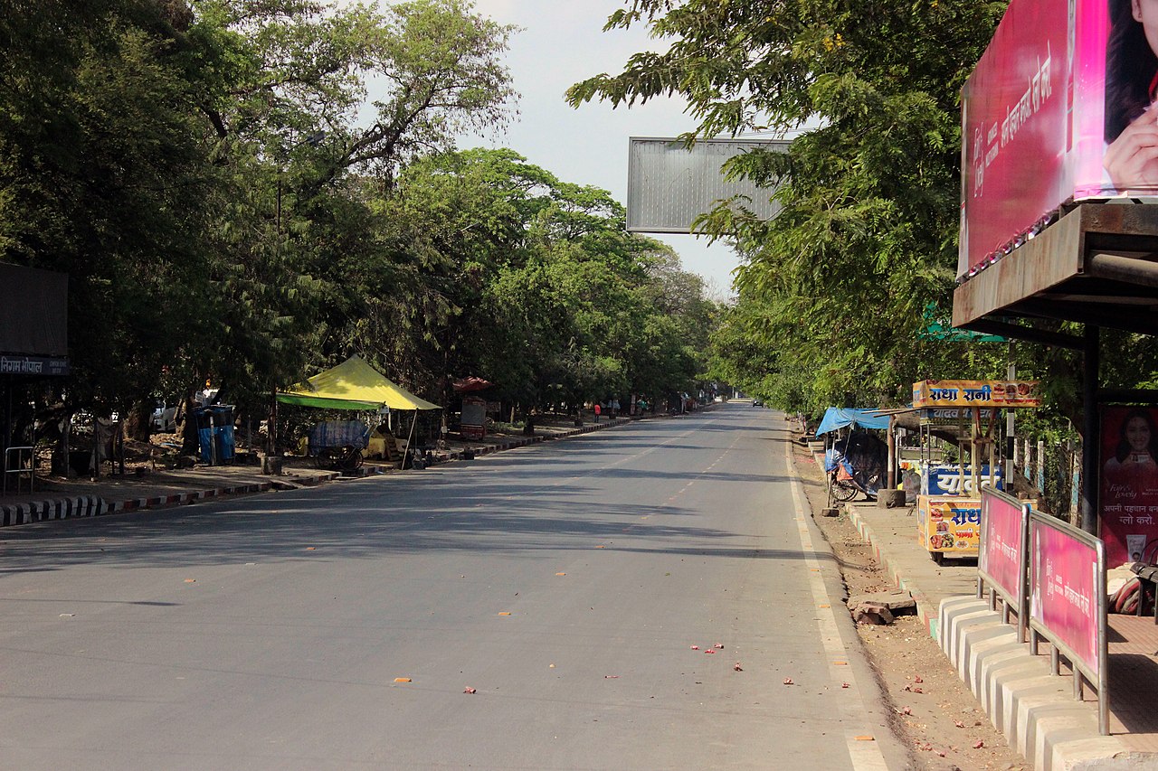 Пустынная улица во время комендантского часа в Бхопале (Индия)