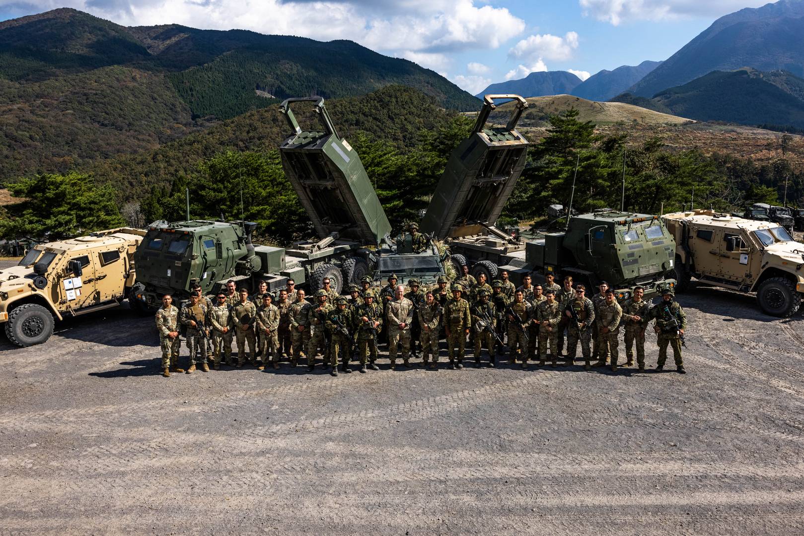 Военнослужащие 1-й многодоменной оперативной группы КМП США генерала Харрингтона на учениях Resolute Dragon 23 в Японии