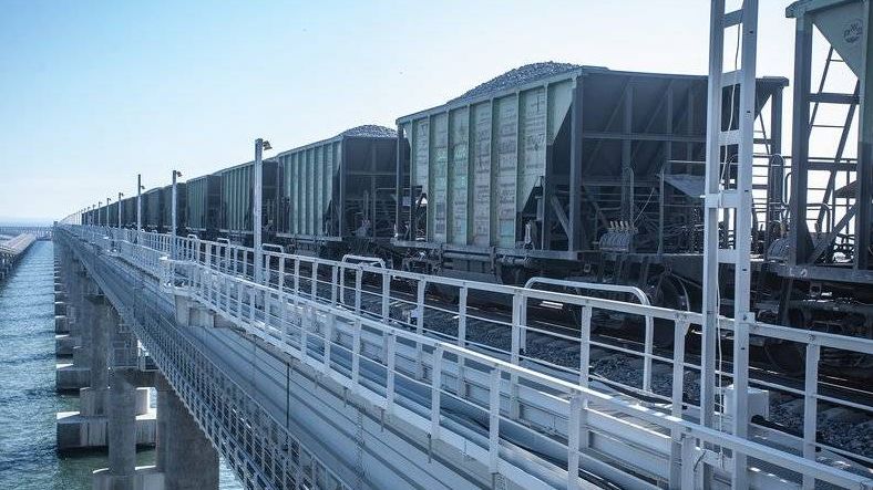 Железнодорожные конструкции Крымского моста испытывают тяжелой нагрузкой