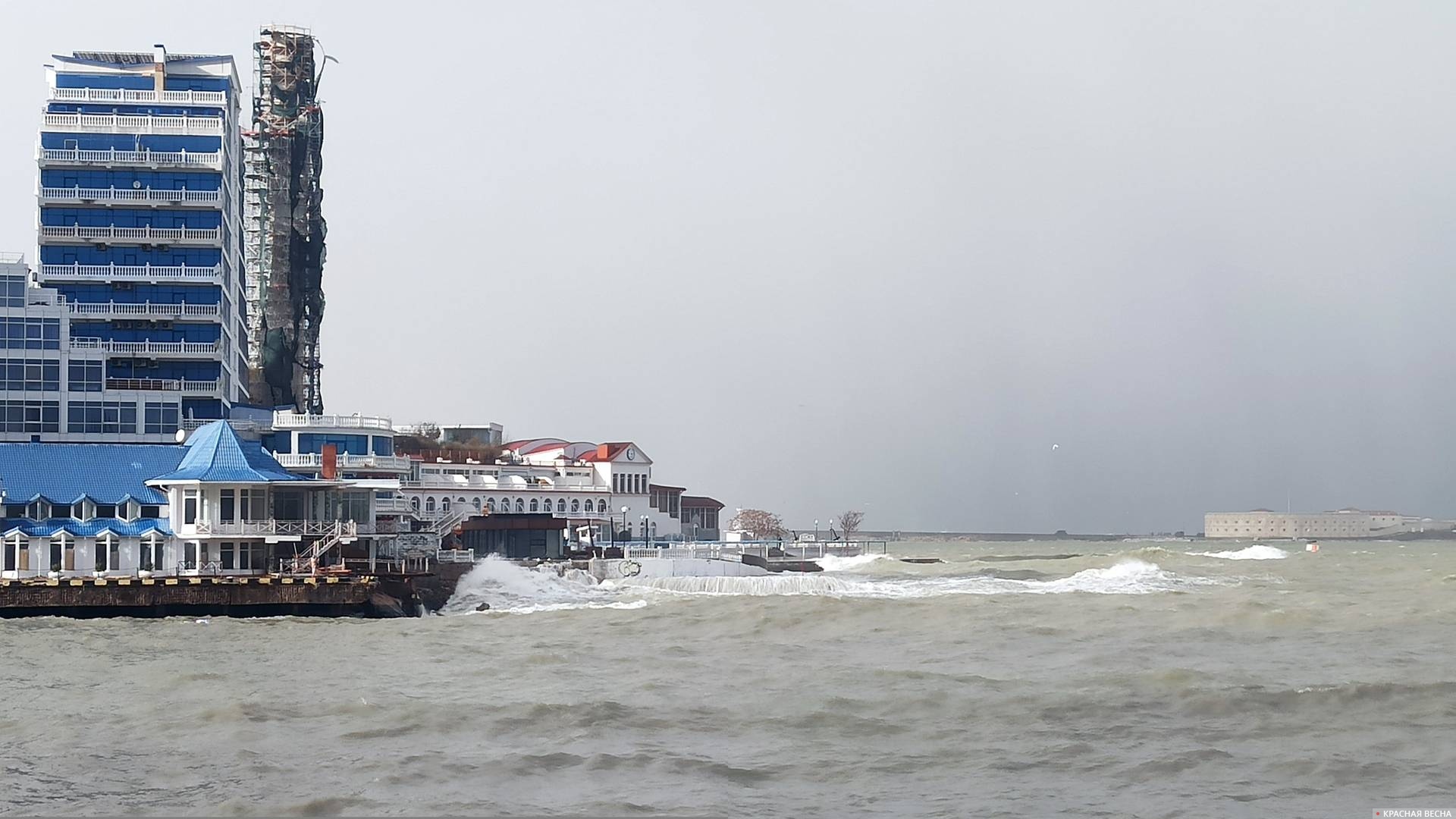 Паромы и катера в Севастополе приостановили работу из-за непогоды
