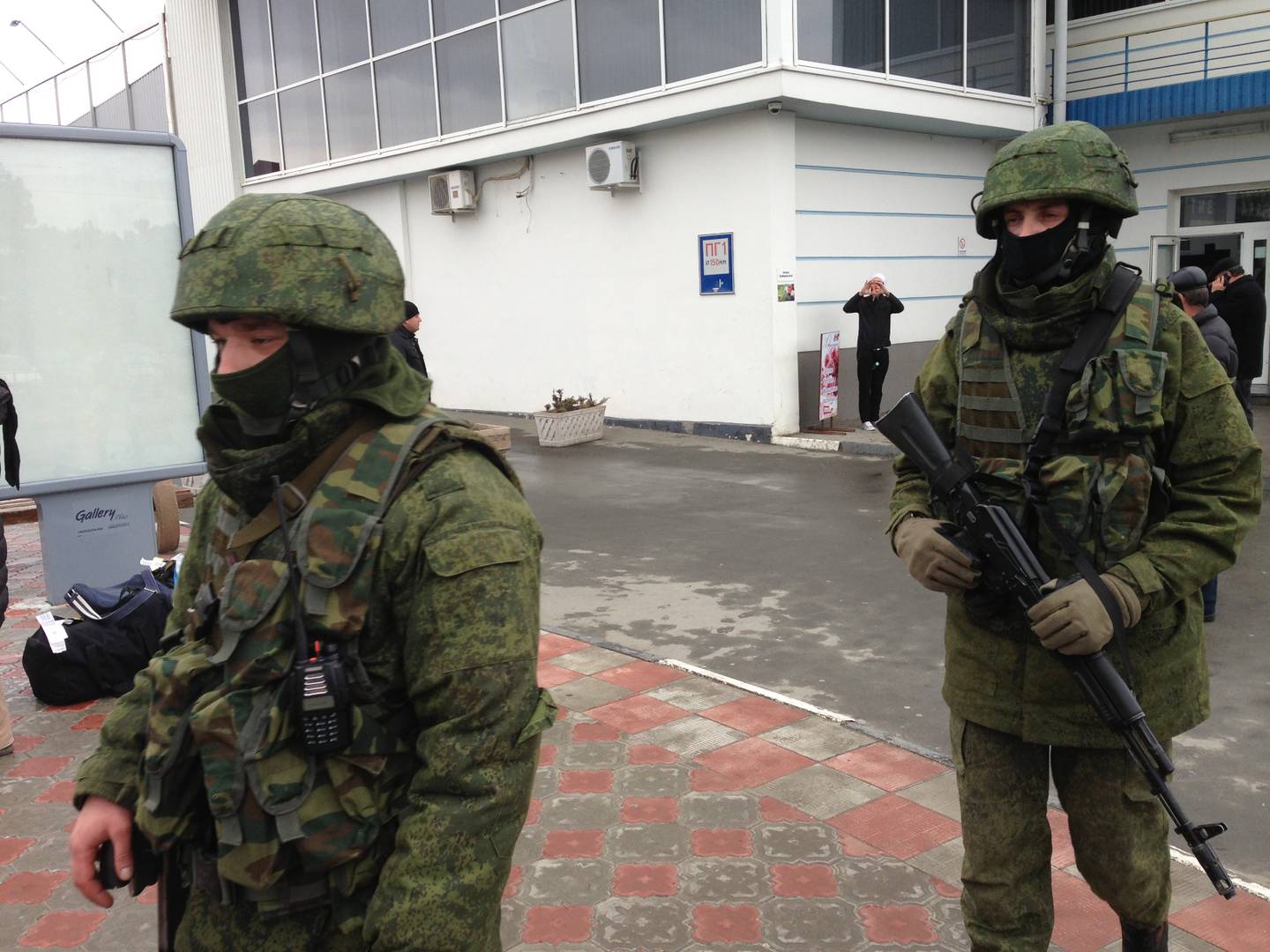 Вооружённые люди в форме без знаков различия патрулируют аэропорт в Симферополе, 28 февраля 2014 года