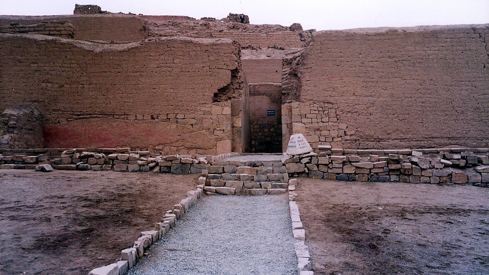 Идол Пача Камак находится в храме Пачакамак археологическом памятнике Перу