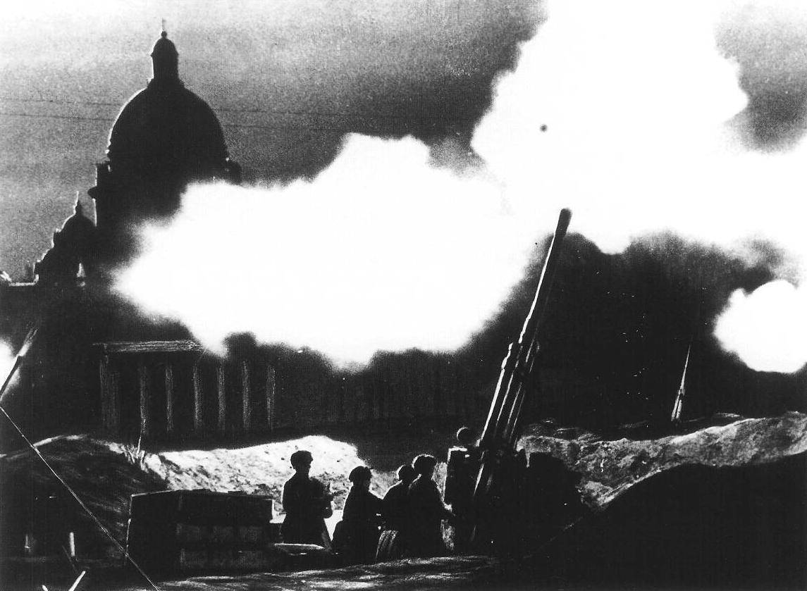 Отражение авианалёта на Ленинград возле Исаакиевского собора. 1941