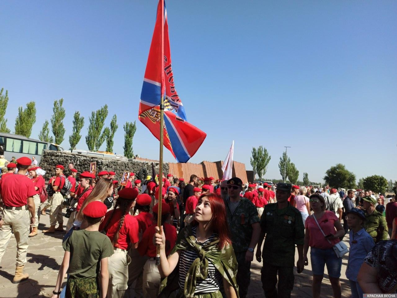 Девушка с флагом на Саур-Могиле