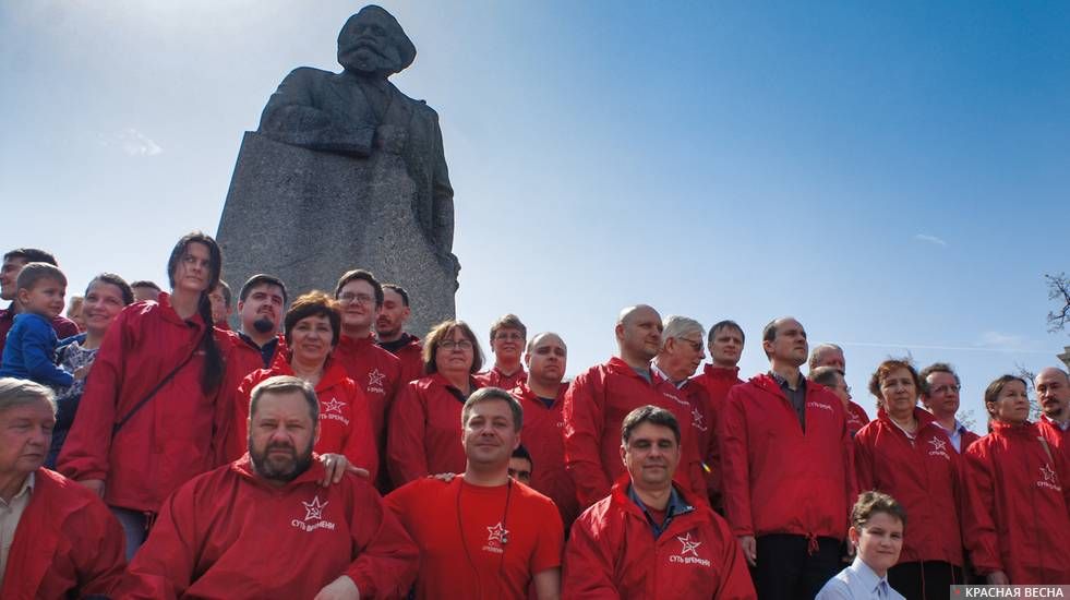 Возложение цветов к памятнику Карлу Марксу в Москве