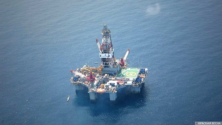 Нефтяная платформа в море
