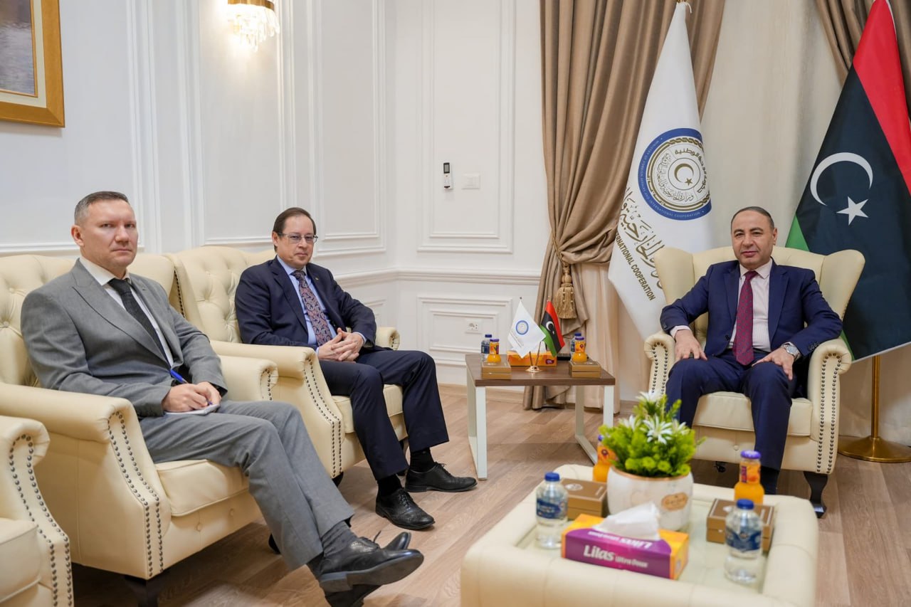 Переговоры посла России в Ливии Айдара Аганина с исполняющим обязанности министра иностранных дел Временного правительства национального единства Ливии Тахером аль-Бауром