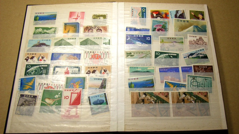 Коллекция почтовых марок, хранящаяся в кляссере. Филателия