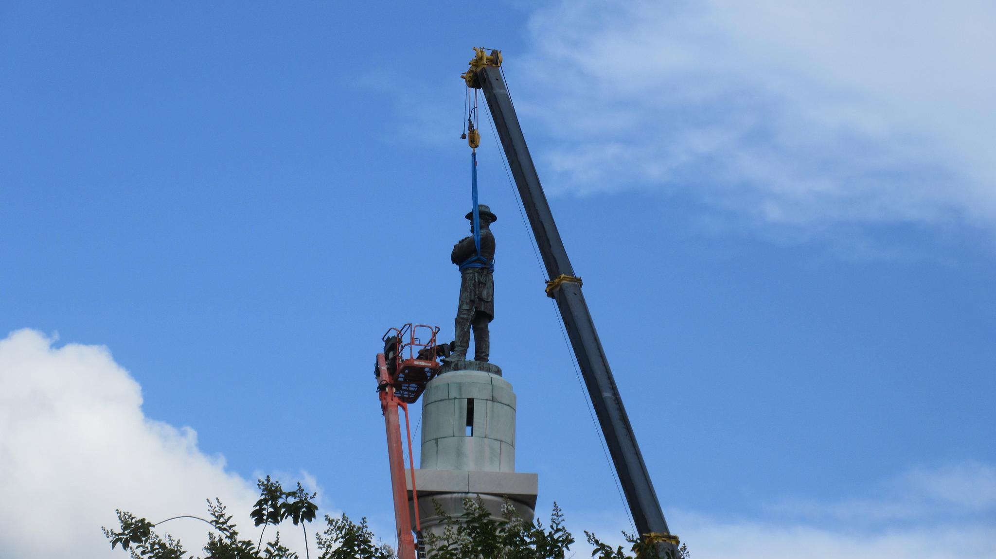 Демонтаж памятника генералу Ли в Новом Орлеане 