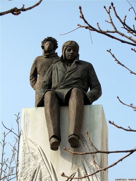 Памятник Экзюпери в Париже