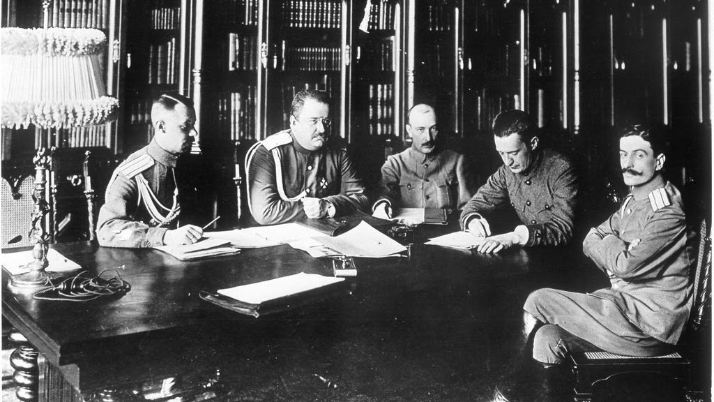Военный министр Керенский со своими помощниками