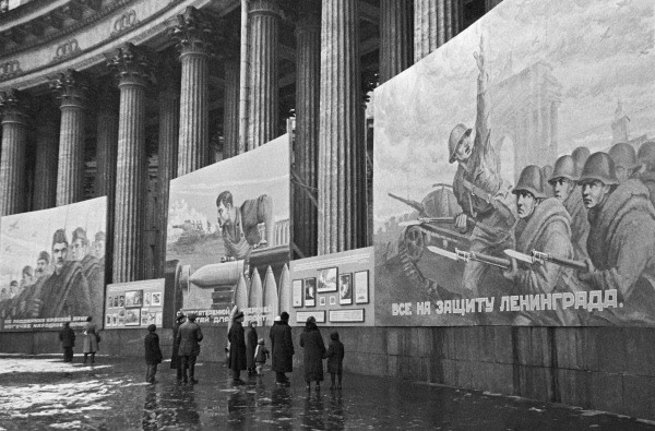 Плакаты на Казанском соборе. Блокадный Ленинград