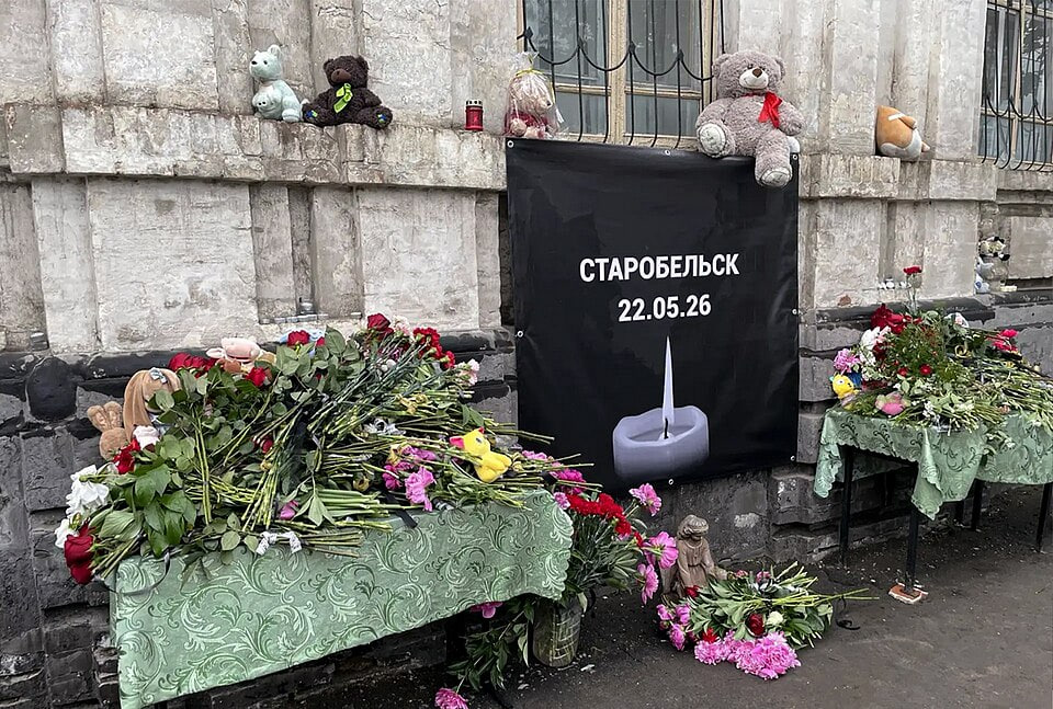 Стихийный мемориал у разрушенного здания общежития Старобельского колледжа. Жители города несут цветы, игрушки и свечи в память о погибших студентах. 2026