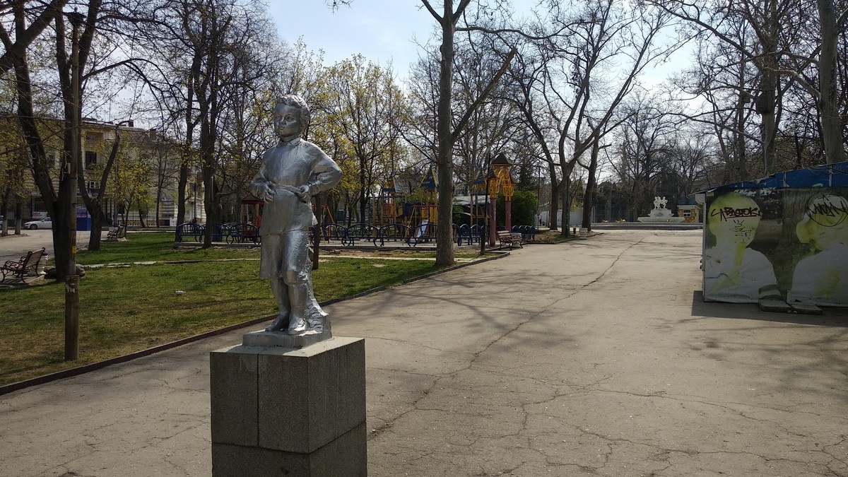 Севастополь. Памятник молодому Ленину в пустующем Комсомольском парке