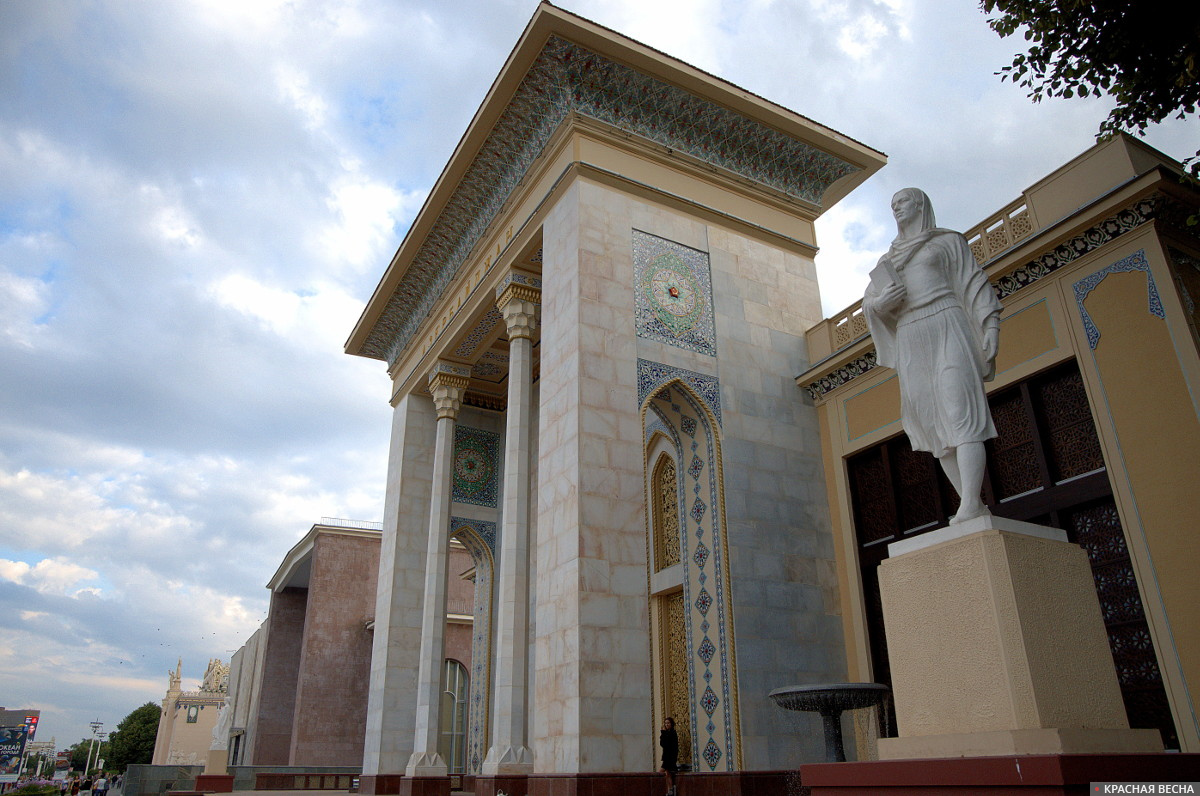 Скульптура женщины с книгой у павильона «Азербайджан». ВДНХ