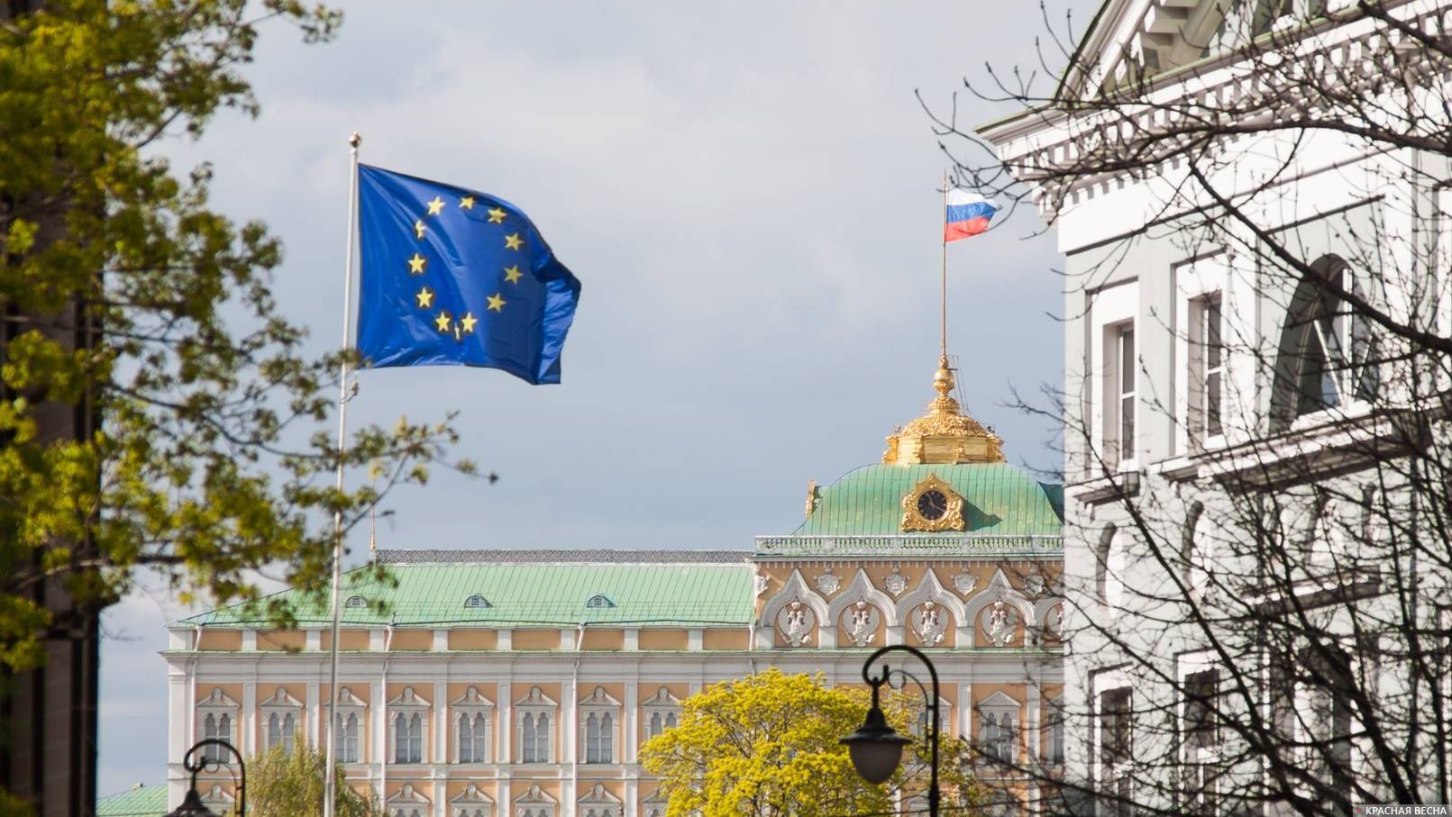 Флаг Евросоюза и Кремль