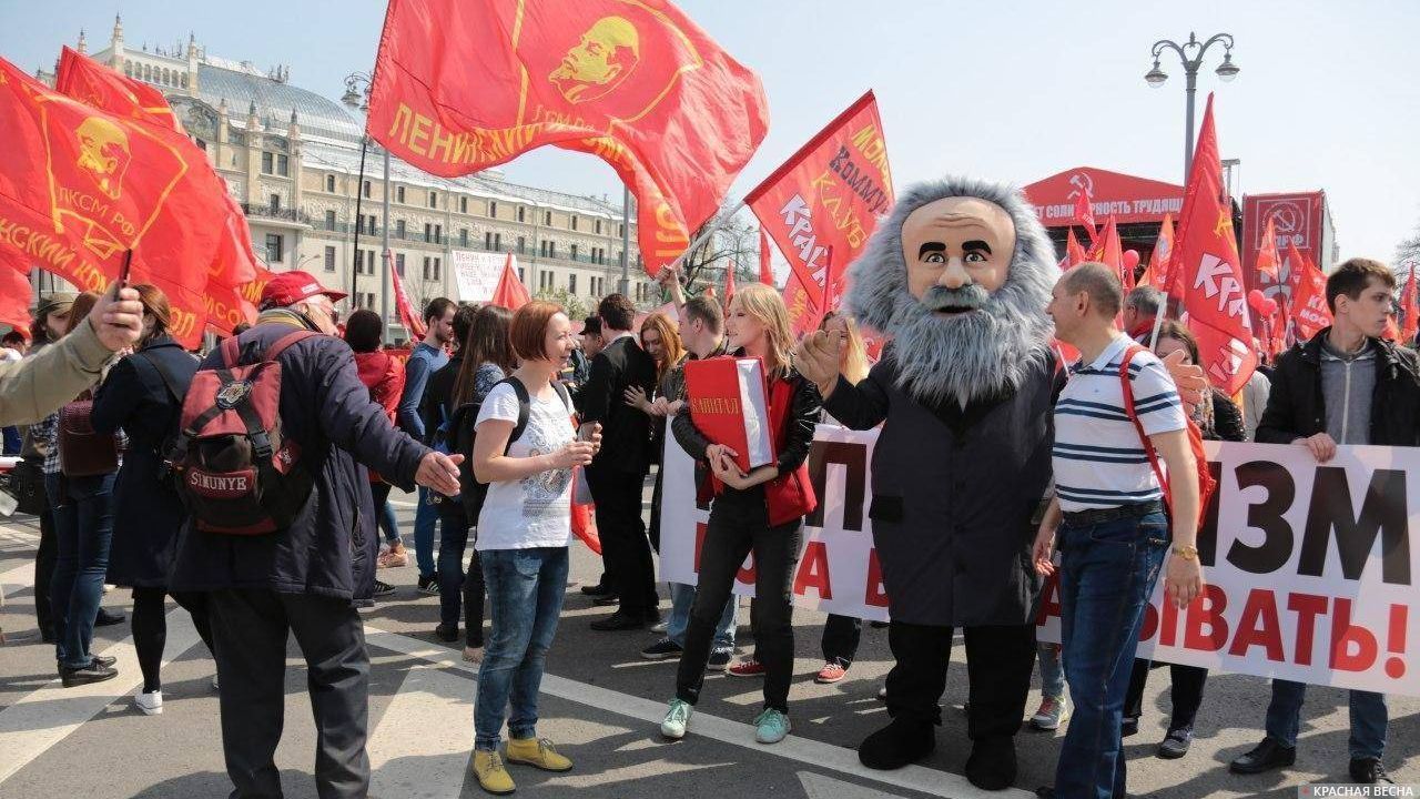 Мультяшный Карл Маркс на первомайском митинге КПРФ