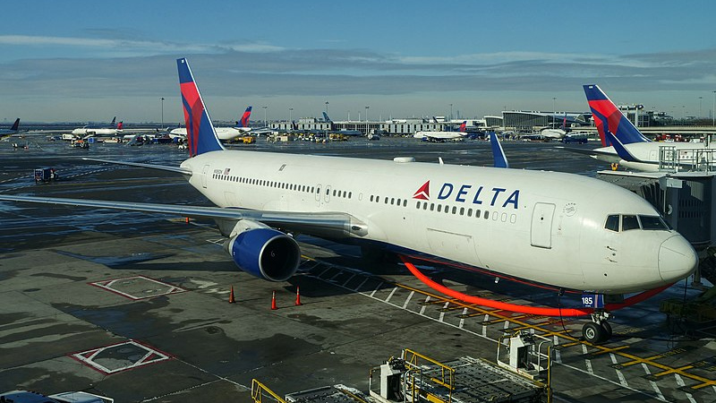 Самолет Delta Airlines 767-300 в международном аэропорту Джона Ф. Кеннеди.
