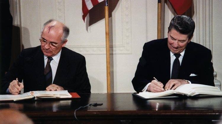 Генеральный секретарь ЦК КПСС М. С. Горбачёв и президент США Р. Рейган подписывают Договор в Белом доме. 1987 год