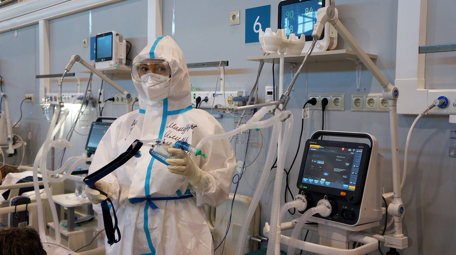 Неинвазивная кислородная маска. Реанимационный блок «Юг» госпиталя ГКБ 24 на ВДНХ