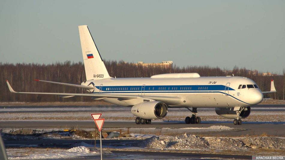 Самолёт Ту-214 в аэропорту