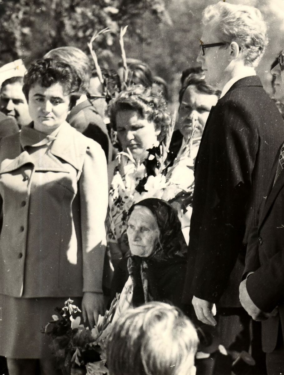 А.Ф. Куприянова на открытии монумента 20 августа 1975 года (слева Валентина Якубовская, дочь Владимира, внучка Анастасии Фоминичны; справа муж Валентины, Вадим)