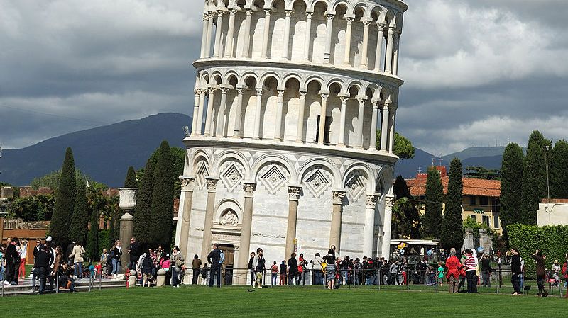 Туристы у Пизанской башни