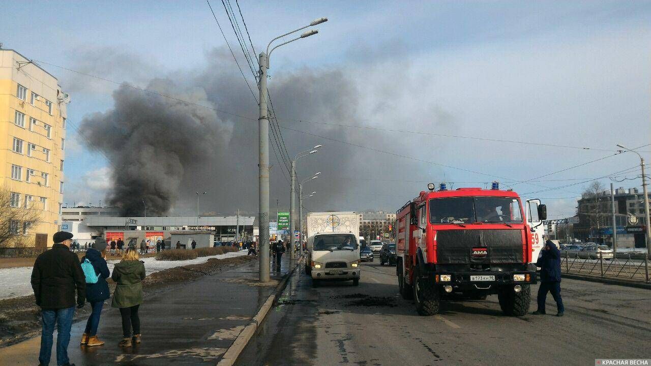 16:21 Пожар в автоцентре по ул. Савушкина, 103, Санкт-Петербург