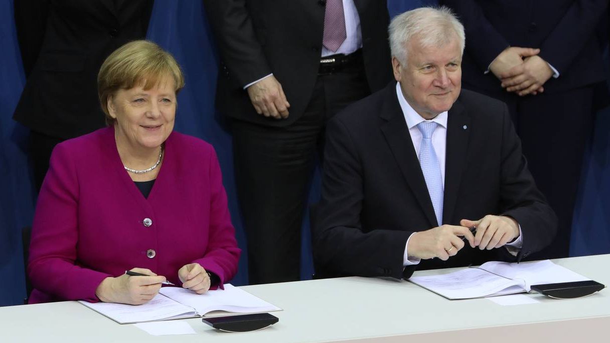 Ангела Меркель и Хорст Зеехофер при подписании коалиционного соглашения. 12.03.2018