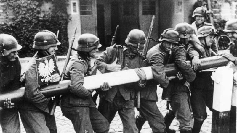 Солдаты вермахта ломают шлагбаум на пограничном пункте в Сопоте (граница Польши и Вольного города Данцига). 1 сентября 1939