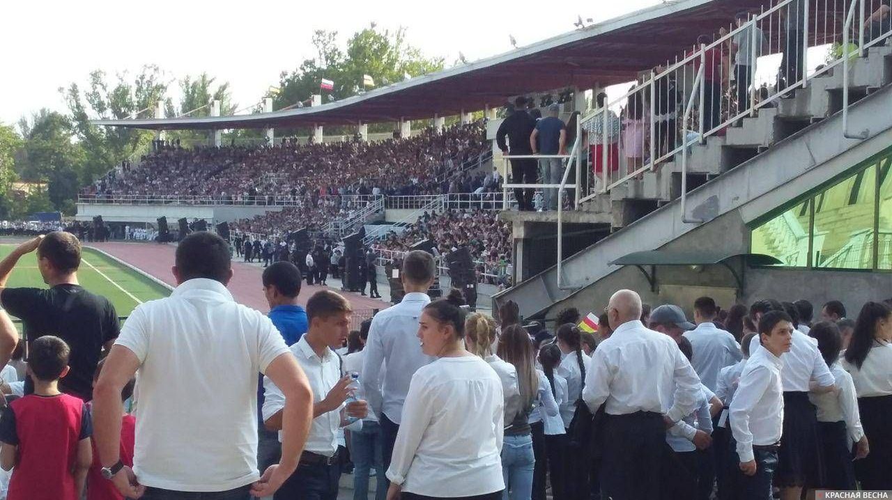 Стадион Цхинвала заполнен зрителями
