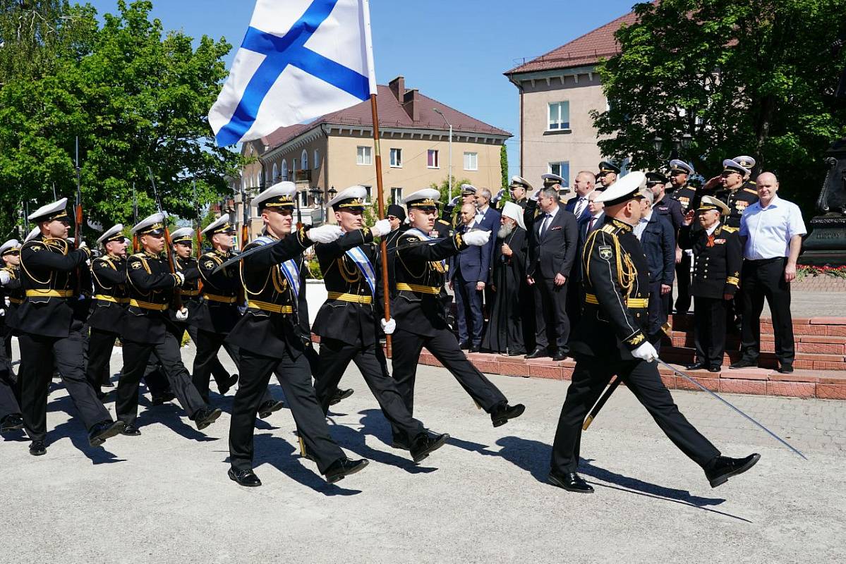Митинг в Балтийске, посвященный 321-й годовщине со дня основания Балтийского флота