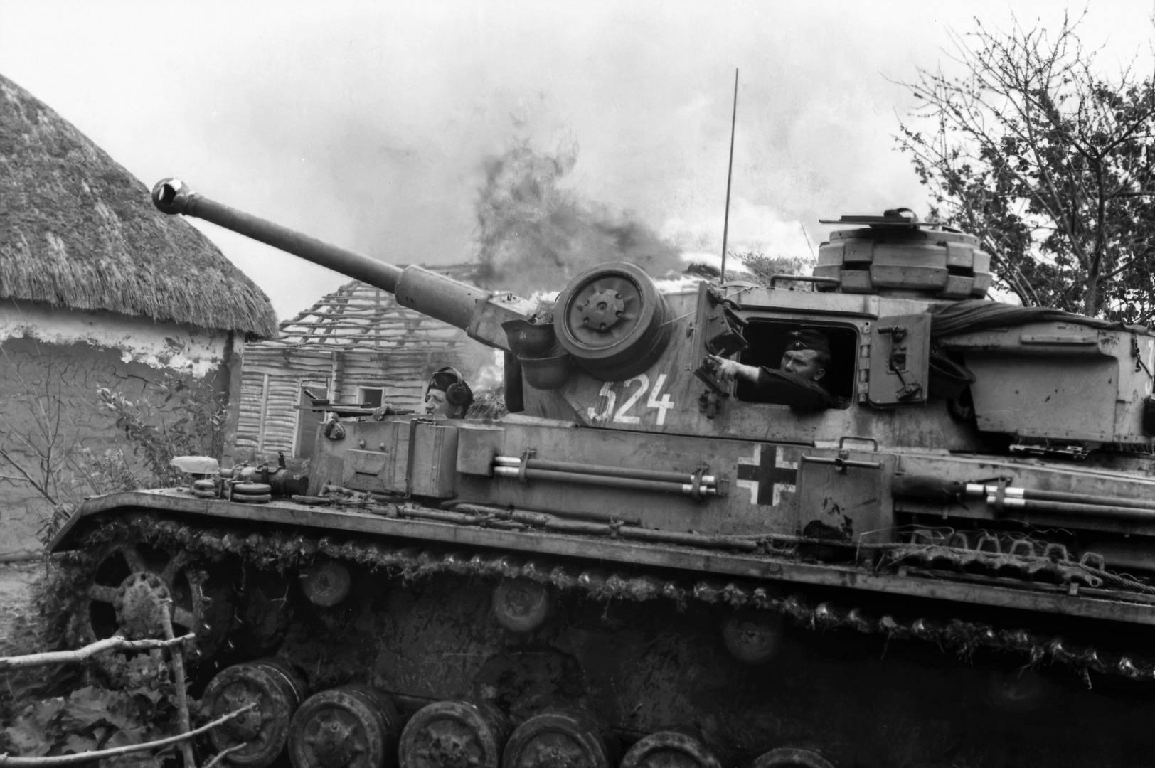 Немецкий танк Pz.Kpfw. IV Ausf. F2 в горящей советской деревне. Cнимок сделан в Воронежской области во время операции «Блау». 1942