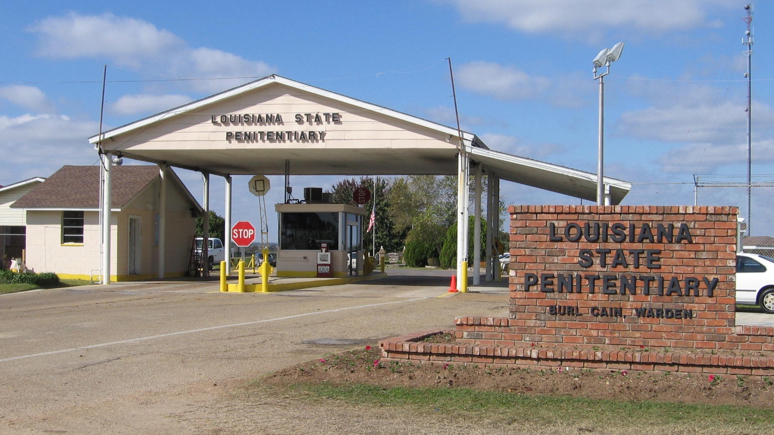 Тюрьма Ангола. надпись на табличке «Тюрьма штата Луизиана» и «Бёрл Кейн, начальник». США