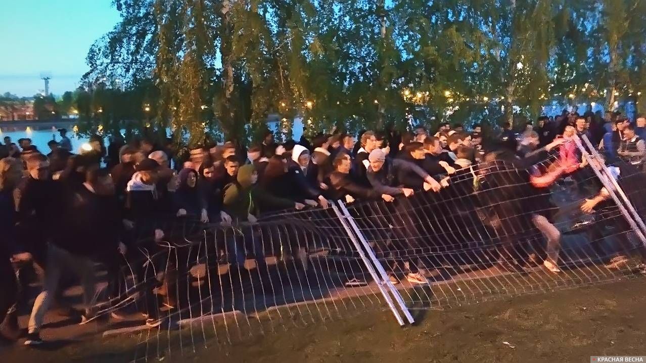 Протест на Октябрьской площади в Екатеринбурге, 14 мая 2019. Протестующие уничтожают забор