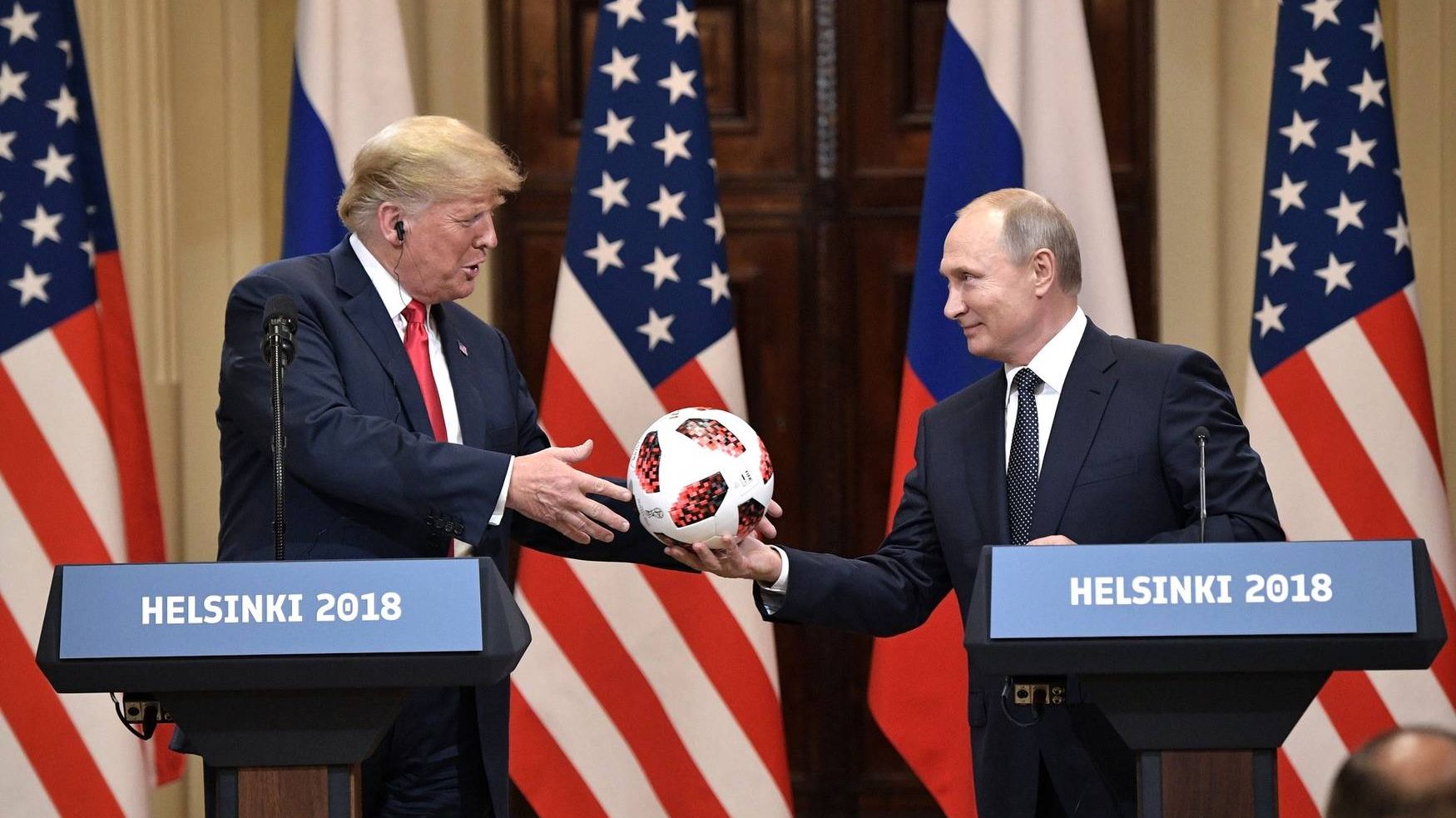 Владимир Путин подарил Дональду Трампу мяч ЧМ-2018. Хельсинки. 2018