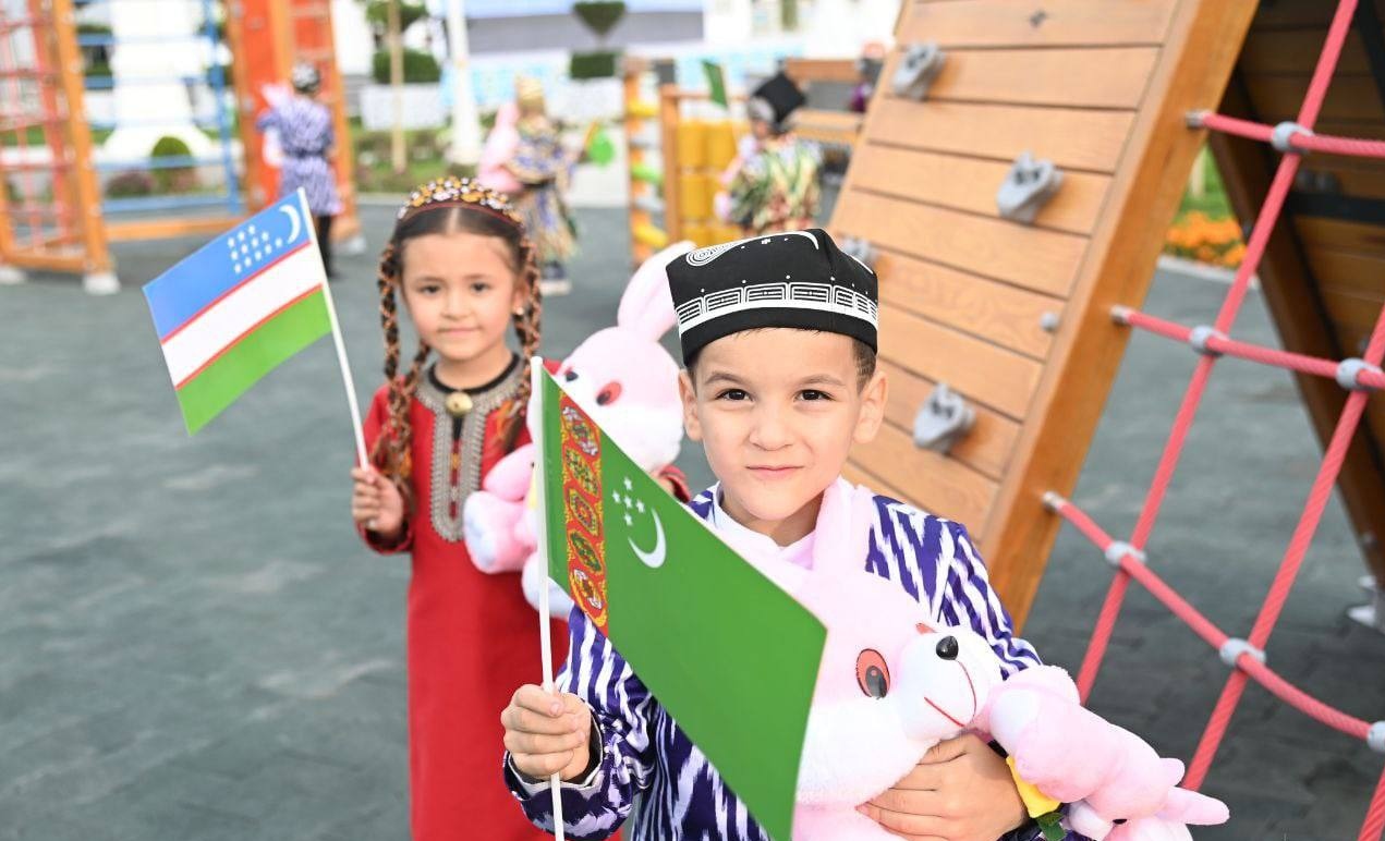 Дети с флагами Туркмении и Узбекистана