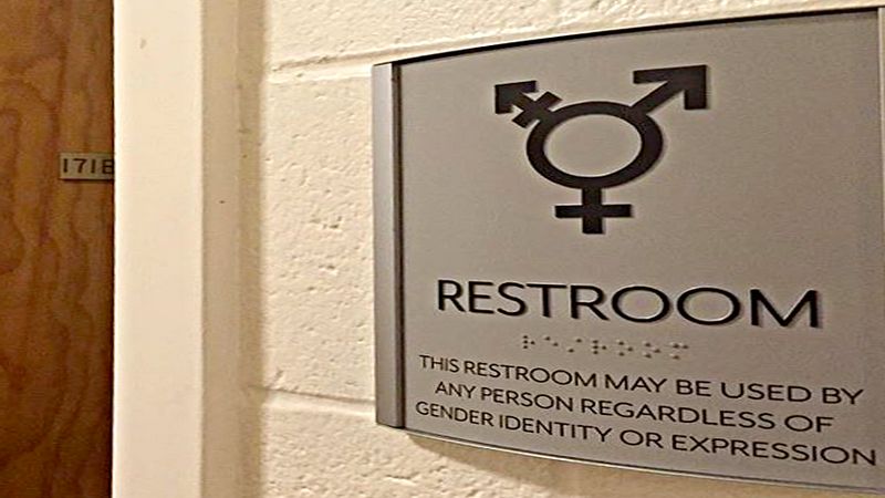 гендерно-нейтральная комната знак на одной кабинке уборной