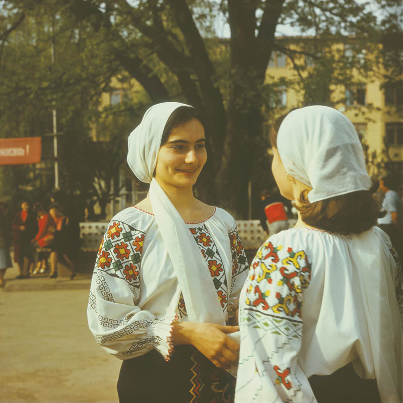 Две девушки в народных костюмах. Молдавия
