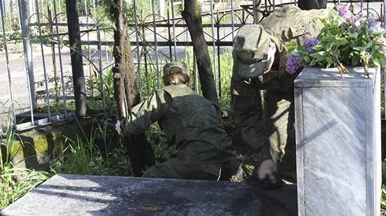 Российские военнослужащие в Таджикистане совместно с юнармейцами базы провели субботник на «Аллее Славы» города Душанбе