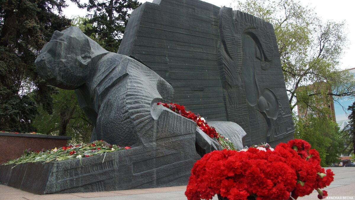 Памятник и цветы, Мемориальный комплекс 
