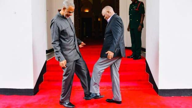 Начало эпидемии коронавируса. Президент Танзании Джон Магуфули здоровается ногами