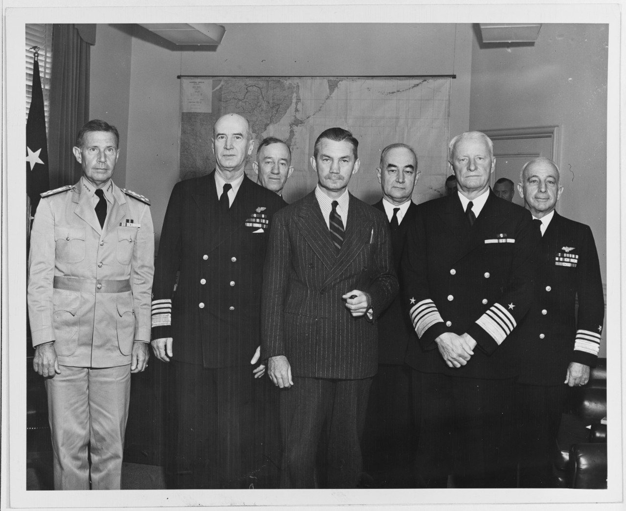 Джеймс Форрестол в должности министра ВМС США со своими подчиненными. 1944
