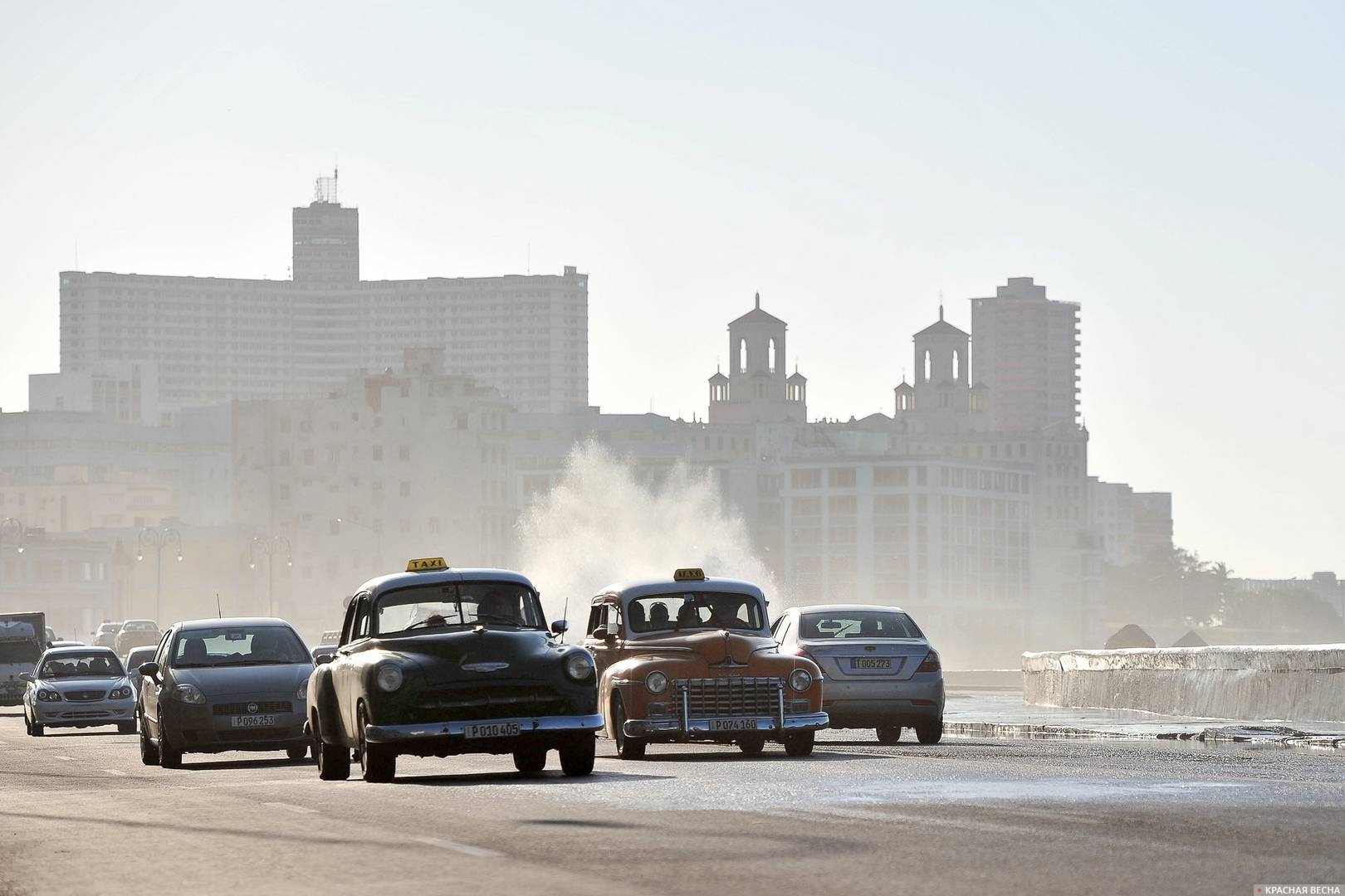 Автомобили на набережной Малекон. Гавана. Куба