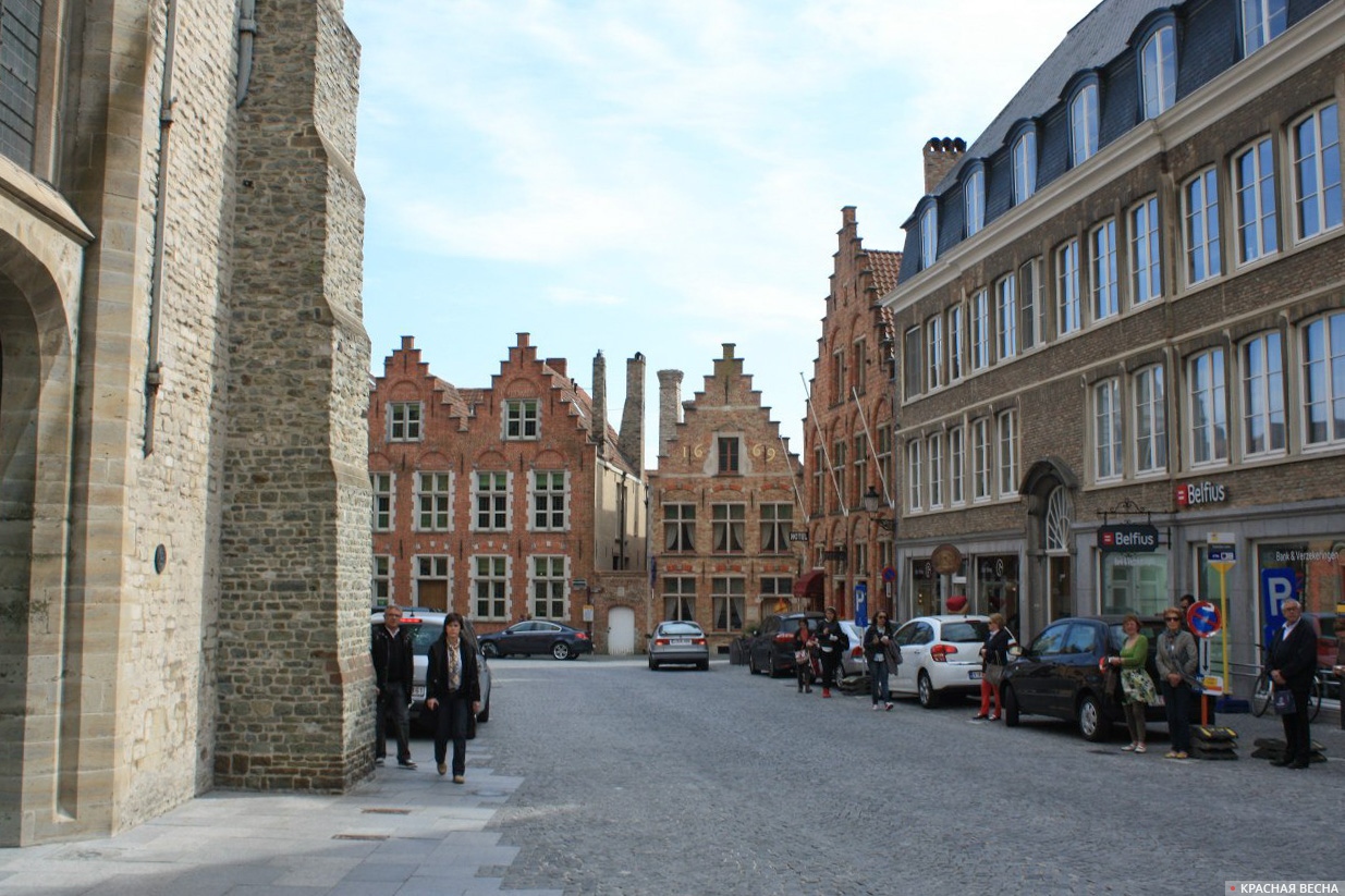 Машины на улице. Брюгге. Бельгия